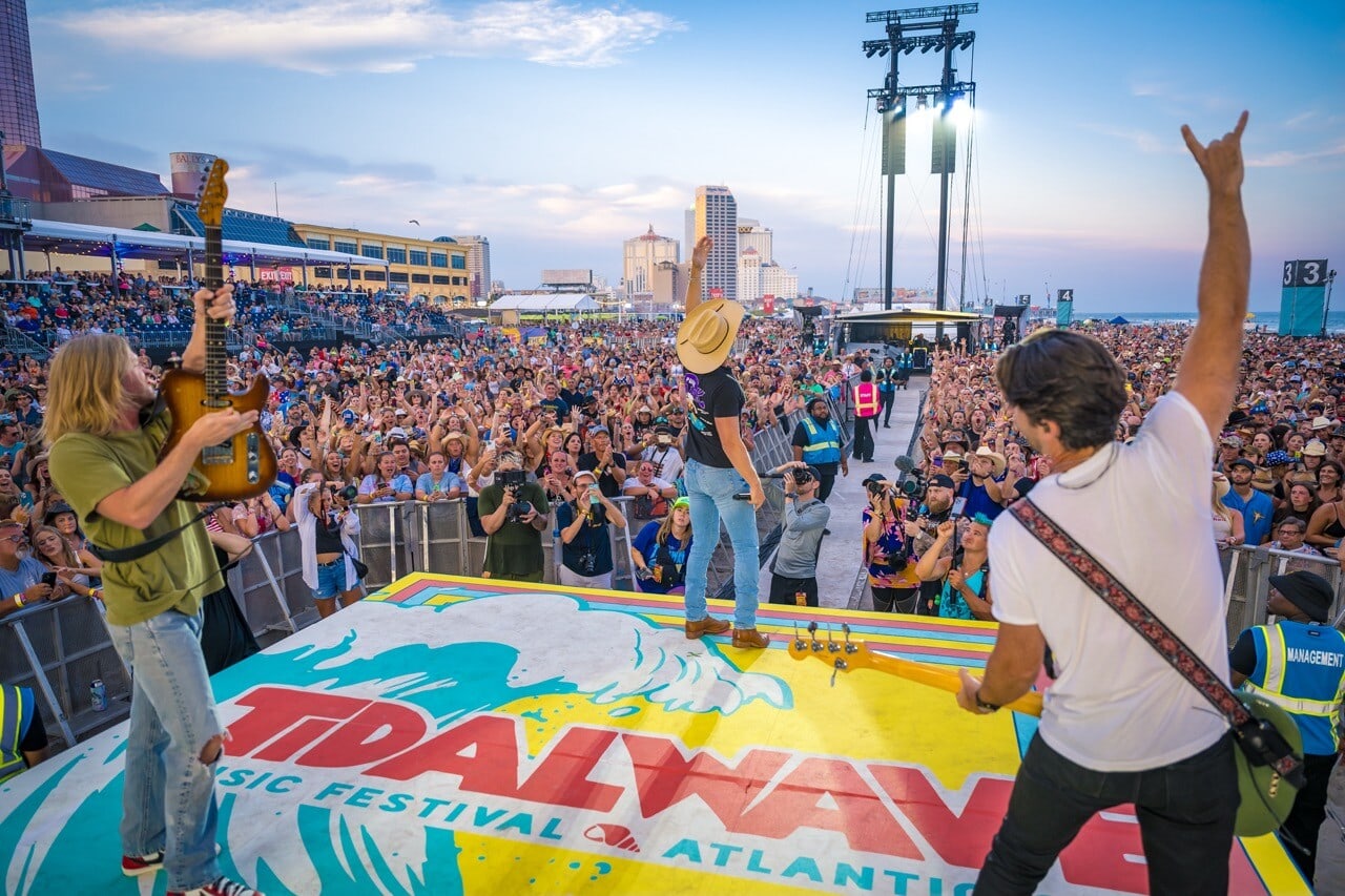 Tidal Wave · Alive Coverage Festivals Photography & Video